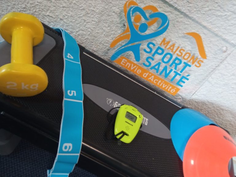 Step avec un haltère de 2kg, un élastique et un chronomètre