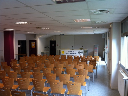 Salle de conférence vue du fond de la salle